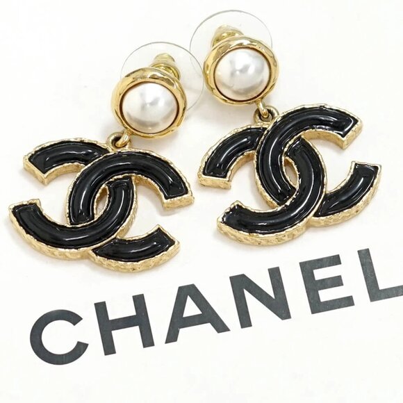 CHANEL CC Logos Black Enamel Pearl Stud Earrings Gold Tone L23K Auth w/Box - Picture 1 of 6